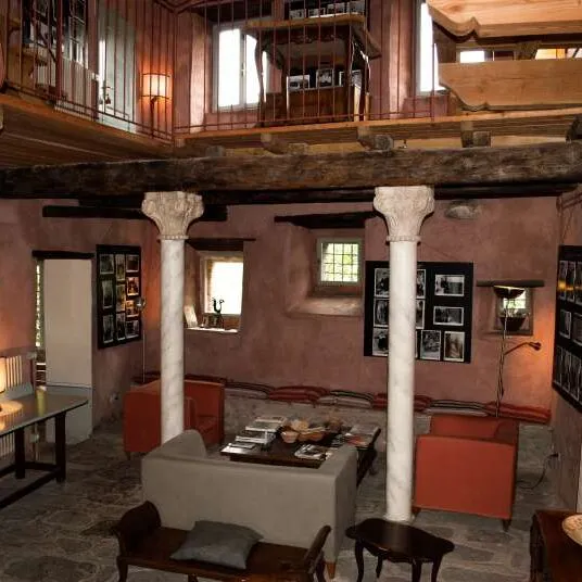 Zitkamer met stenen zuilen en een houten galerij erboven
