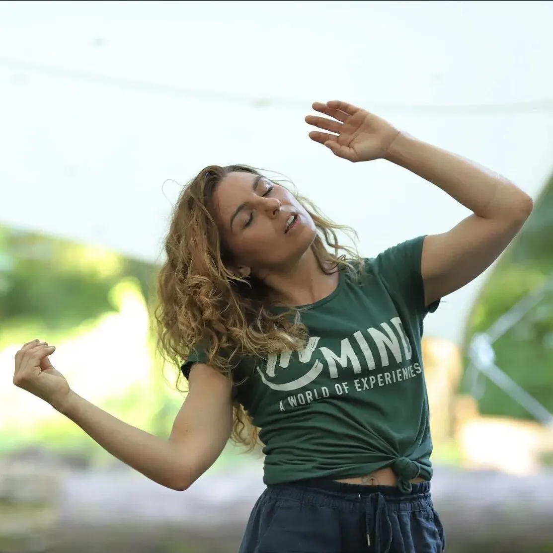 Vrouw met gesloten ogen die buiten danst